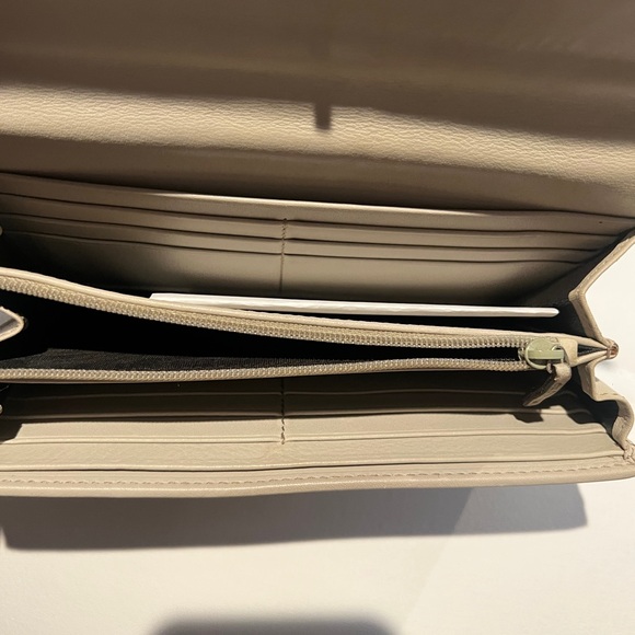 Gucci Taupe Wallet with Heart Logo - Picture 3 of 4